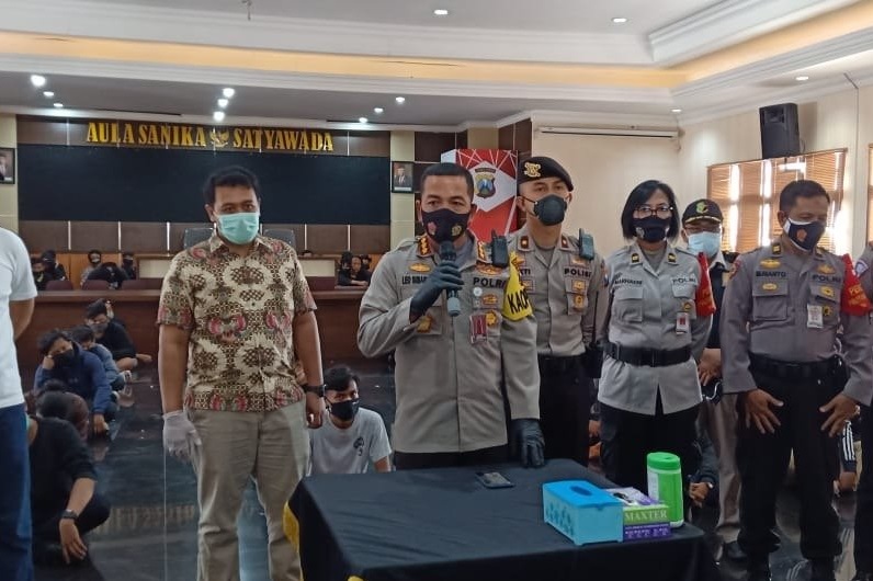 Kapolresta Malang Kota Kombespol Leonardus Simarmata menyampaikan hasil rapid test para perusuh (Foto / Metro TV)