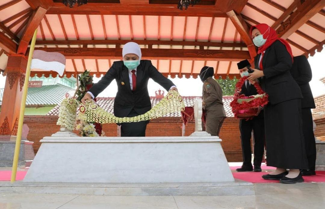 Gubernur Jatim Khofifah Indar Parawansa saat memberikan penghormatan di Makam Gubernur pertama Jatim, Raden Mas Tumenggung Ario Soerjo, Magetan (Foto / Metro TV) 