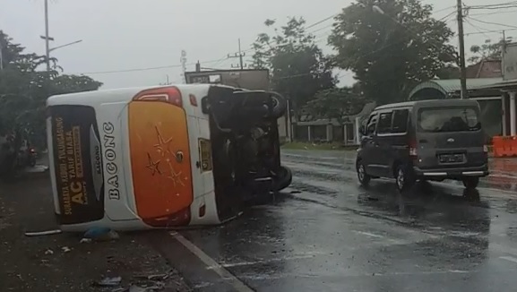 Bus Tulungagung-Surabaya Terguling, 10 Terluka!