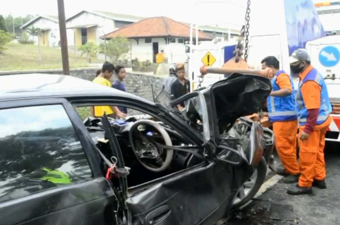 Kondisi mobil ringsek setelah menabrak truk di Purwodadi, Kabupaten Pasuruan. (metrotv)