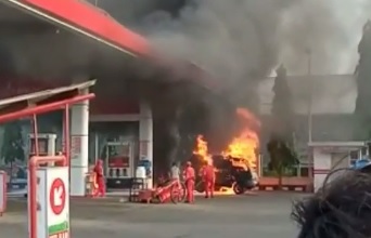 Sebuah mobil terbakar saat mengisi BBM di SPBU Karangketug, Kota Pasuruan. (metrotv)