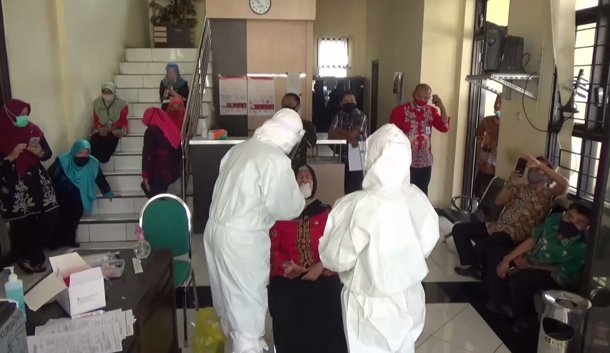 Pegawai Dinsos Magetan menjalani swab test. (metrotv)