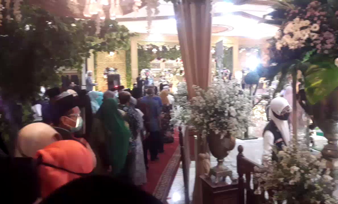 Tamu undangan berjubel di pesta pernikahan anak Kemenag Jombang. (metrotv)