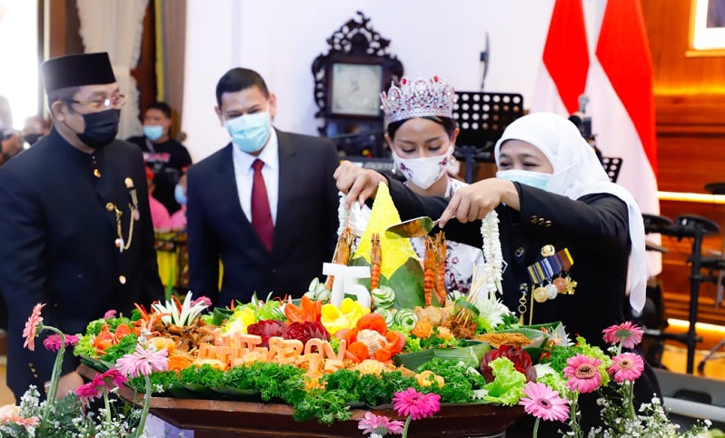 Gubernur Jatim Khofifah Indar Parawansa memotong tumpeng dalam peringatan HUT ke-75 Jawa Timur (Foto / Metro TV)