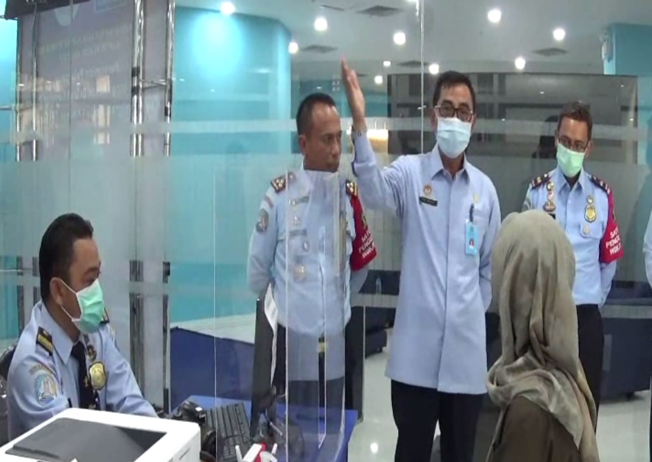 Sekretaris Direktorat Jenderal Imigrasi, Zaeroji meninjau unit layanan paspor. (metrotv)