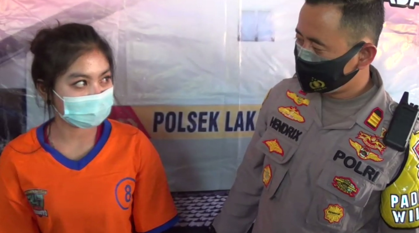 Kapolsek Lakarsantri, AKP Hendrix Kusuma Wardana saat menanyakan motif perampasan yang dilakukan oleh tersangka Liza (Foto / Metro TV)