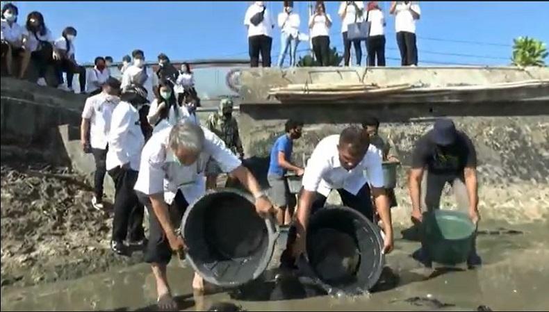 Puluhan umat Tempat Ibadah Tri Dharma (TITD) Klenteng Kwan Sing Bio Tuban melepaskan penyu dan kura-kura ke laut untuk tolak bala (Foto / Metro TV)
