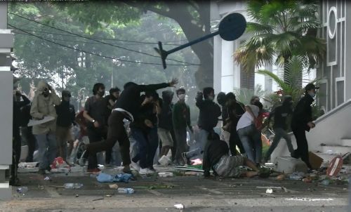 Massa demo melempari Gedung DPRD Kota Malang, Jawa Timur (Foto / Metro TV)