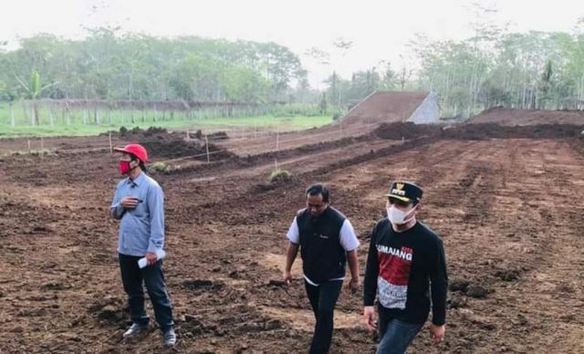 Bupati Lumajang Thoriqul Haq saat meninjau proses pembangunan sirkuit BMX berskala nasional di kawasan Pemandian Alam Selokambang (Foto / Metro TV)