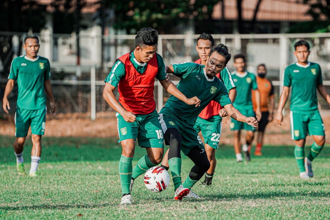 Muhammad Kemaluddin menggojek Muhammad Hidayat saat latihan (Foto / Istimewa) 