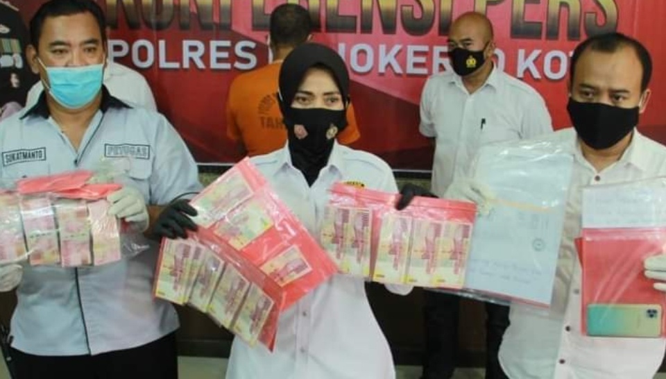 Kasat Reskrim Polres Mojokerto Kota, AKP Rohmawati Laila menunjukkan barang bukti upal milik tersangka (Foto / Metro TV)