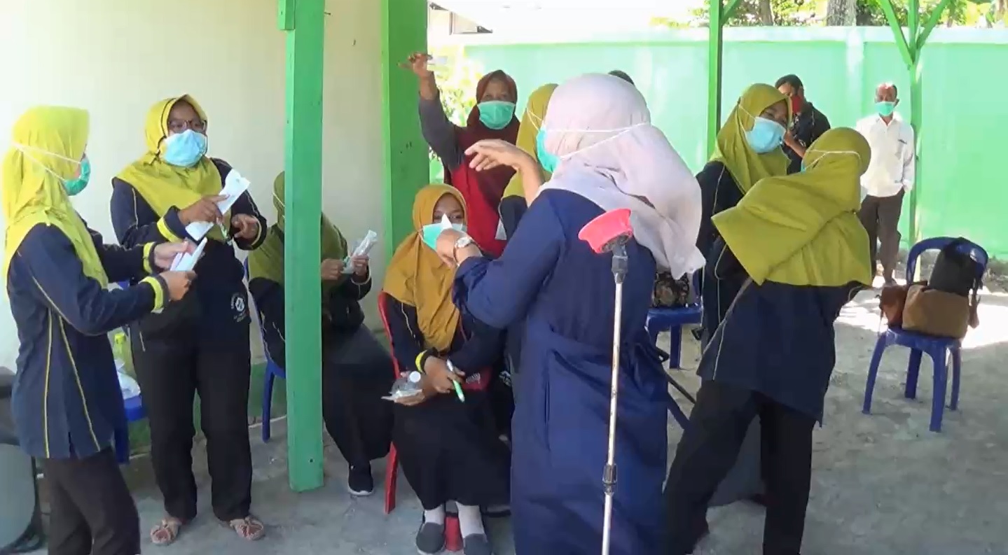 Sejumlah perawat berjoget ria sebelum dilakukan tes swab (Foto / Metro TV)