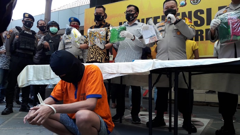 Tersangka Johan ditangkap setelah menyediakan bisnis esek-esek di Gresik (Foto / Metro TV)