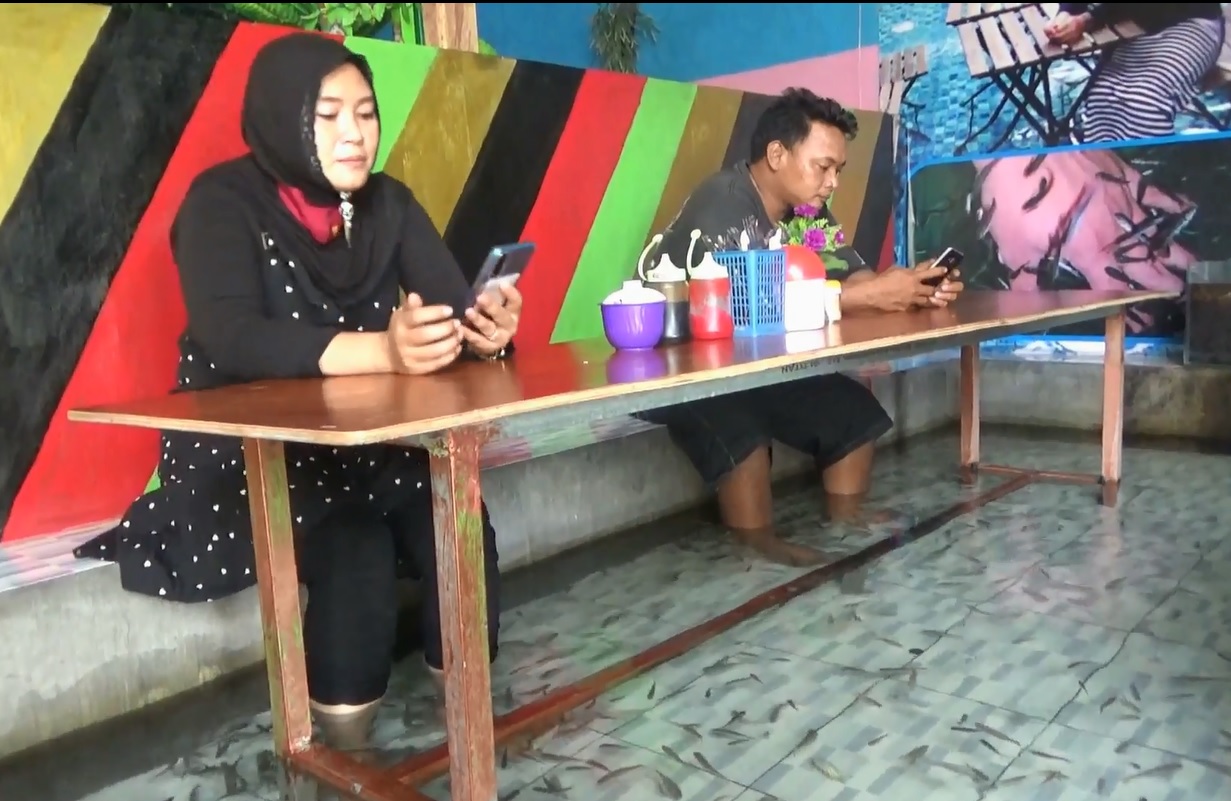 Geli-geli Nikmat, Sambil Makan Digigit Ribuan Ikan 