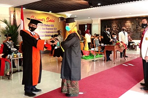 Mahasiwa UWK mengikuti prosesi wisuda tanpa kehadiran orang tua. (ist)