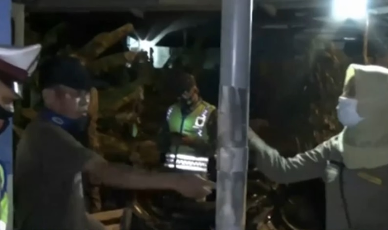 Razia Masker di Tuban Diwarnai Adu Mulut dan Kejar-kejaran