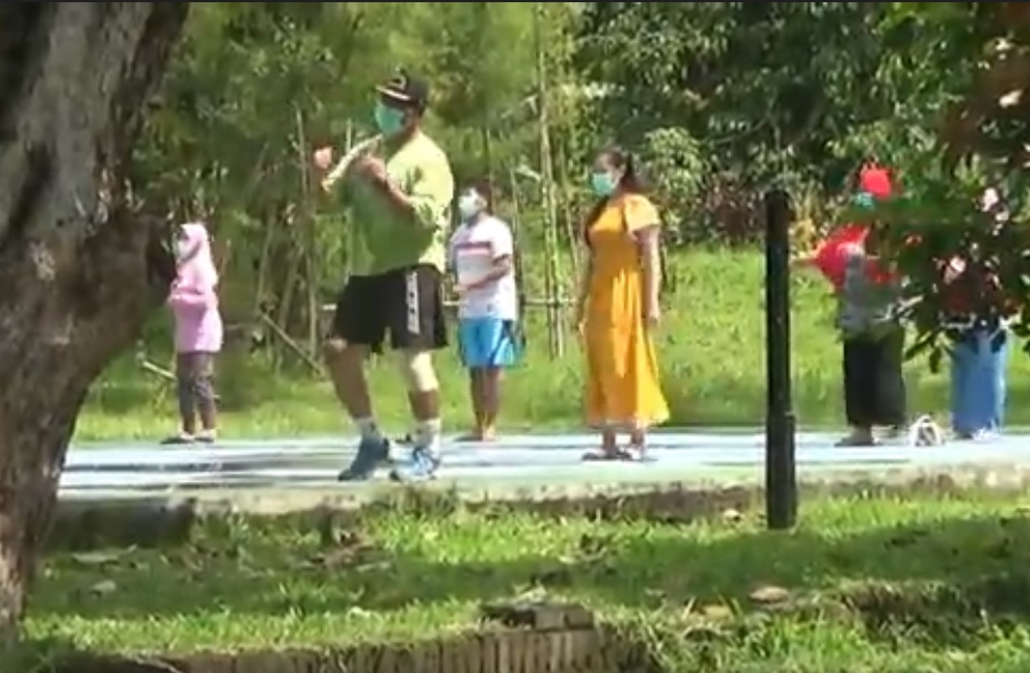Senam pagi menjadi salah satu kegiatan rutin pasien covid-19 di Balai Diklat Banyuwangi. (metrotv)