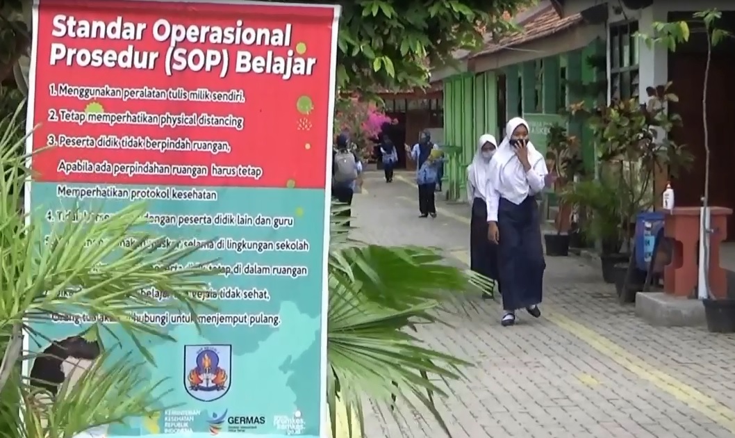 SMPN 3 Ponorogo mulai melakukan uji coba sistem belajar tatap muka. (metrotv) 