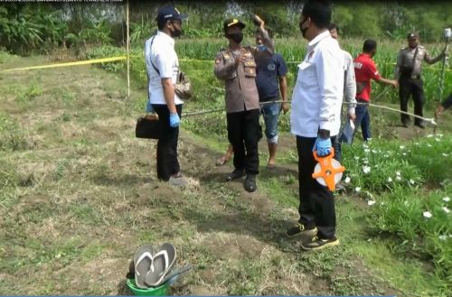 Proses olah TKP yang dilakukan penyidik Polres Bojonegoro di lokasi tewasnya satu keluarga akibat jebakan tikus (Foto / Metro TV)