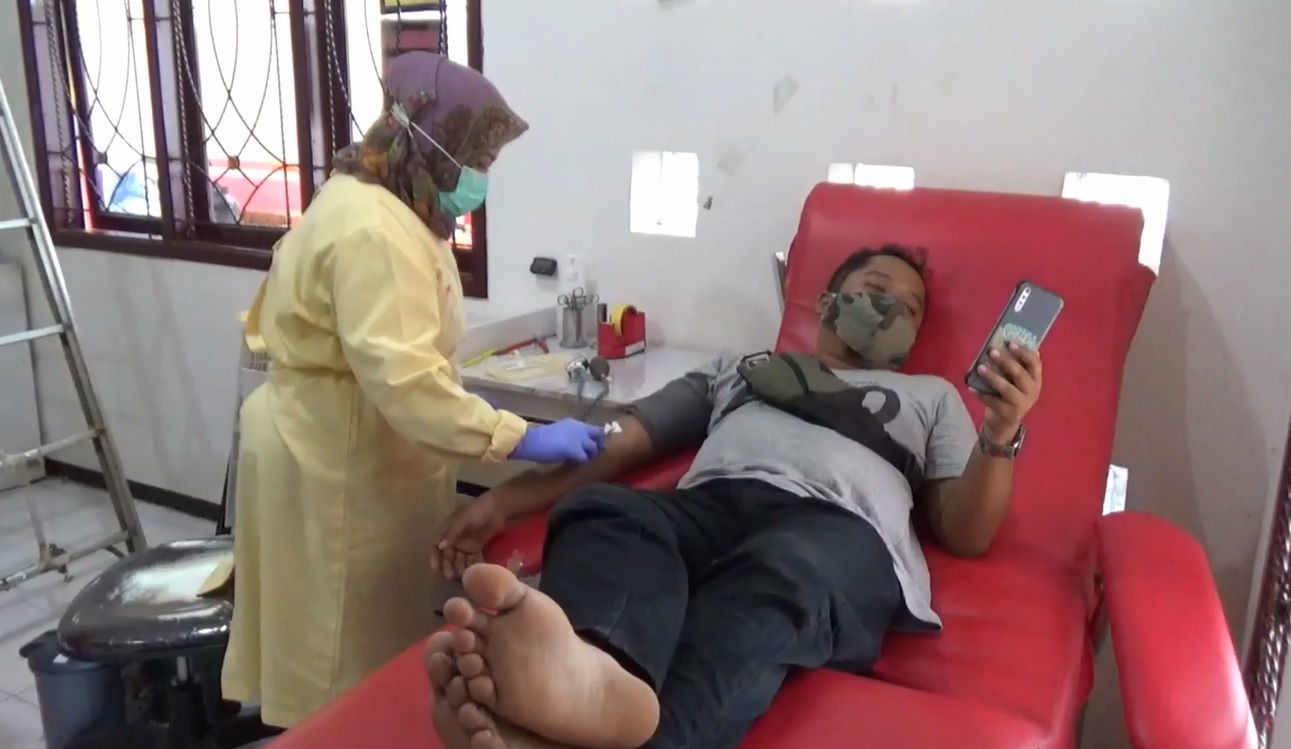 Petugas PMI Probolinggo mengambil darah pendonor yang mulai berkurang sejak pandemi (Foto / Metro TV)