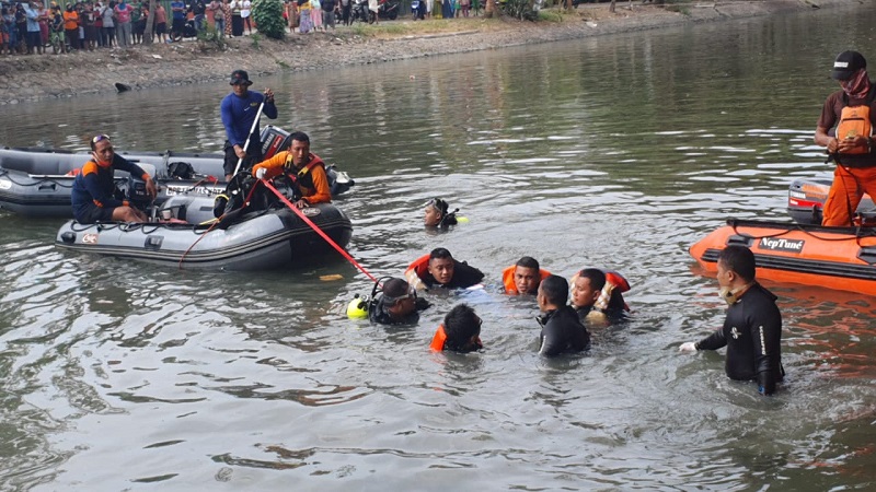 Proses pencarian MDS di sungai Kalimas, Surabaya (Foto / Metro TV)