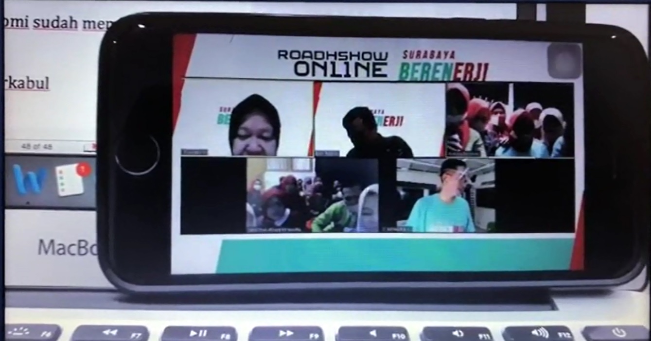 Video Risma meminta kepada peserta acara roadshow online mendukung pasangan Eri cahyadi dan Armuji (Foto / Metro TV)