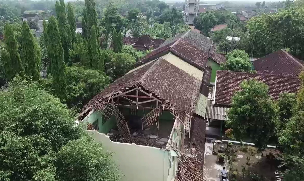 Atap gedung SMPN 1 Mantingan ambruk setelah diguyur hujan. (metrotv)