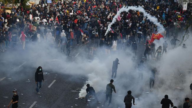 Ratusan pendemo saat melakukan kerusuhan menolak omnbus law di depan Gedung Grahadi beberapa waktu lalu (Foto / Istimewa)