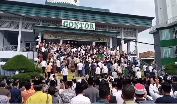 Ribuan Santri Iringi Pemakaman Pimpinan Pondok Modern Gontor
