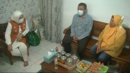 Menteri Tenaga Kerja, Ida Fauziyah (kiri) saat berkunjung ke salah satu rumah warga penerima BSU (Foto / Metro TV)