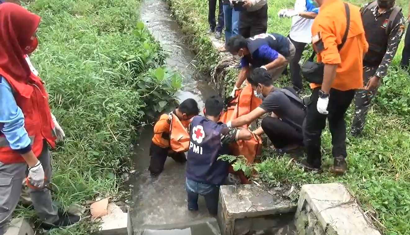 Petugas melakukan evakuasi jasad balita yang diduga Bagus Setya Ramadhan yang hilang beberapa waktu lalu (Foto / Metro TV)