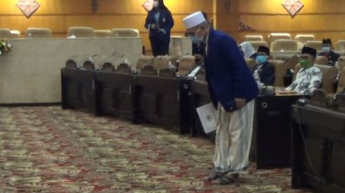 Salah satu anggota DPRD Jatim mengenakan sarung saat sidang (Foto / Metro TV)