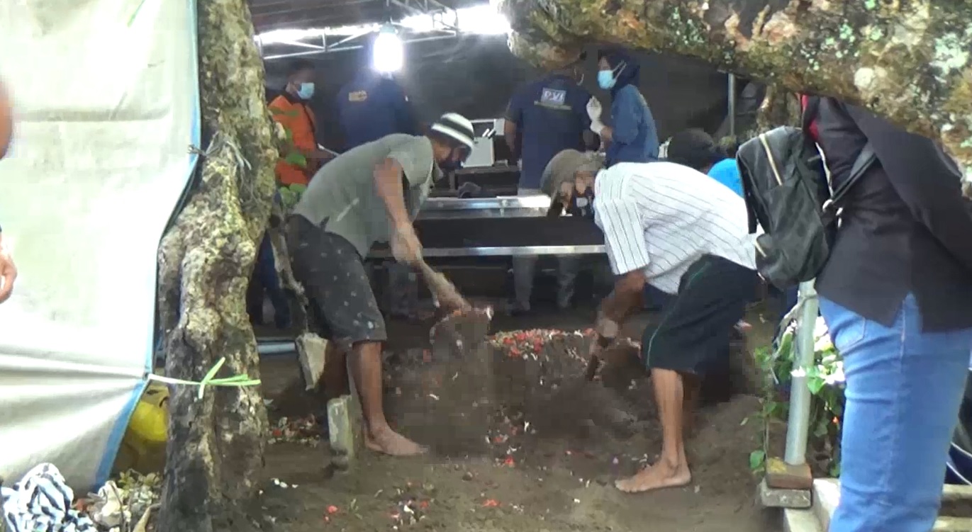 Proses pembongkaran makam korban Alfian Pratama Rizky yang diduga menjadi korban pembunuhan temannya (Foto / Metro TV)