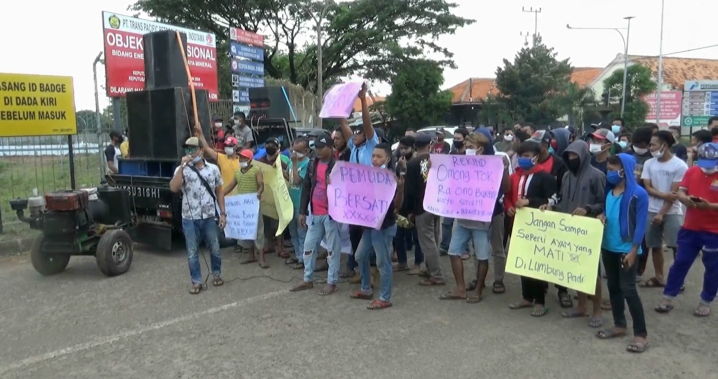 Aksi demonstrasi digelar Warga Desa Tasikharjo depan pintu gerbang PT Trans Pasific Petrochemical Indotama (Foto / Metro TV)