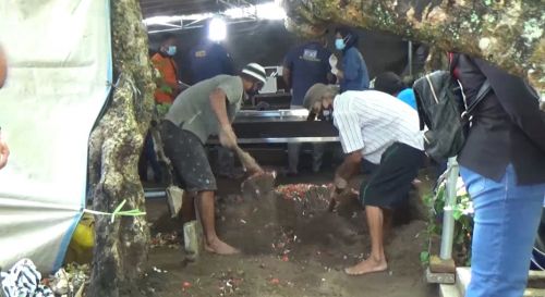 Proses pembongkaran makam Alfian untuk kepentingan otopsi (Foto / Metro TV)