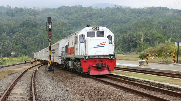 Puluhan kereta disediakan PT KAI Daop 8 Surabaya jelang long weekend (Foto / Metro TV)