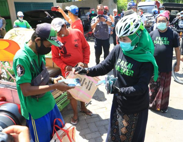 Gowes Sarungan, Khofifah Bagikan Masker