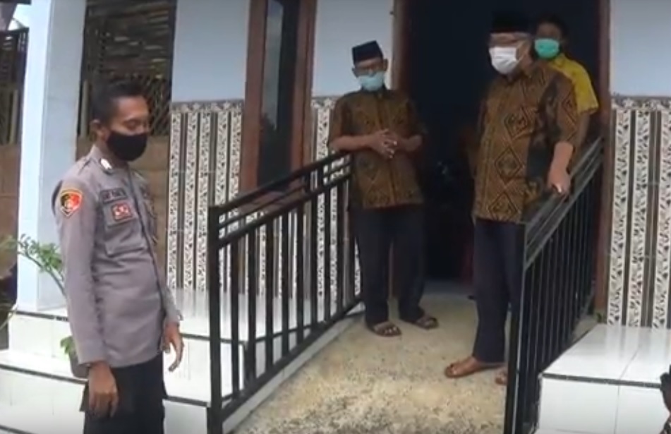 Brigadir (Pol) Oky Heru Prasetyo. di depan rumah singgah yang didirikan dua tahun lalu. (metrotv)