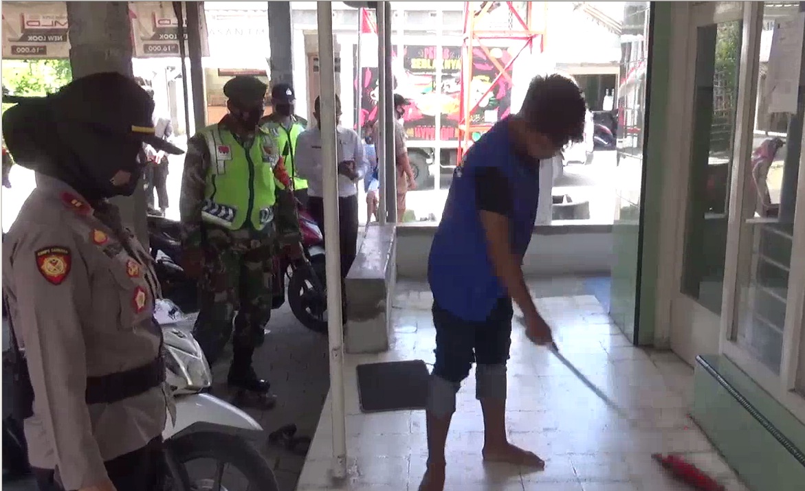 Mokong, Belasan Warga Jombang Dihukum Bersihkan Pasar dan Masjid