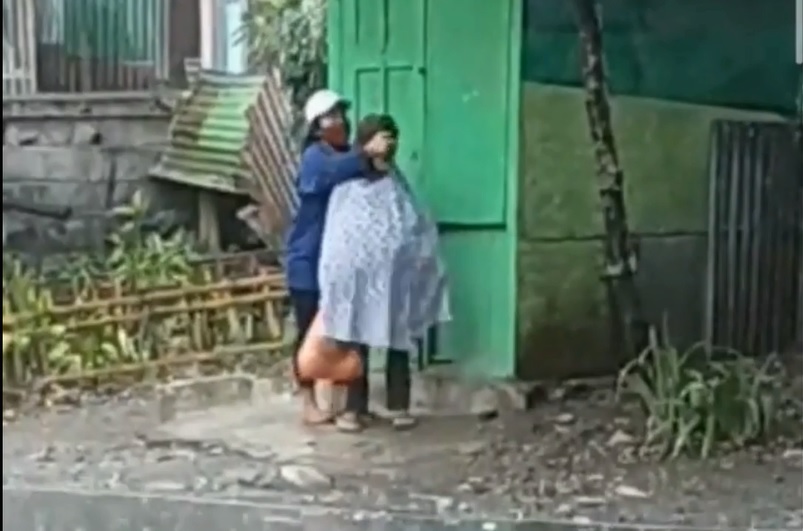 Aksi FA saat menganiaya ibu kandungnya di Malang, Jawa Timur. (metrotv)