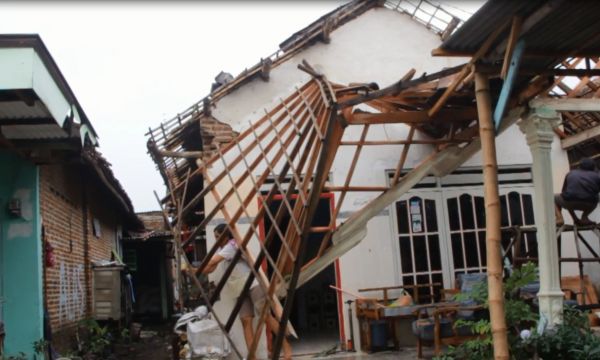 Disapu Puting Beliung, Puluhan Rumah di Mojokerto Rusak