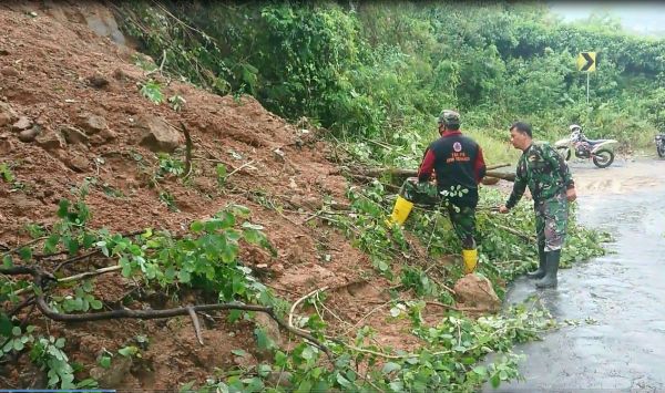 Jalur Wisata Pesisir Selatan Trenggalek Tertimbun Longsor