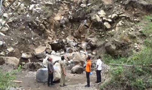 Petugas mendatangi lokasi longsoran tambang batu di Ngawi. (metrotv) 
