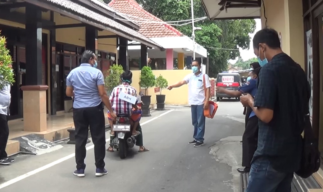 Proses rekontruksi pembunuhan korban Alfian, ini adagen ketika korban dijemput oleh tersangka dan saksi (Foto / Metro TV)