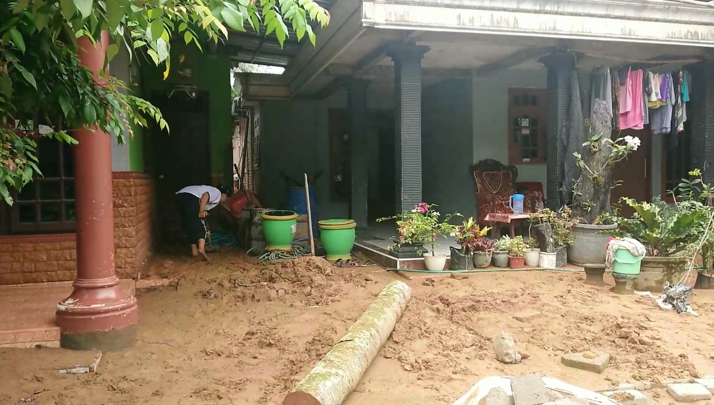 Sejumlah warga membersihkan sisa material benjir bandang (Foto / Metro TV)