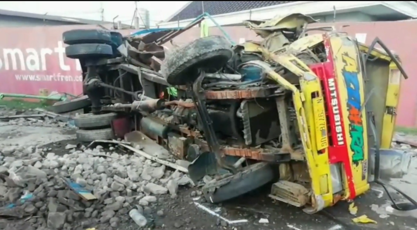 Mengantuk, Tiga Dump Truk Terlibat Kecelakan Beruntun