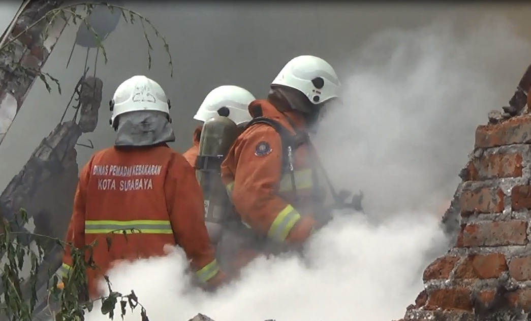 Petugas pemadam kebakaran melakukan pembasahan di sekitar lokasi gudang mebel. (metrotv)