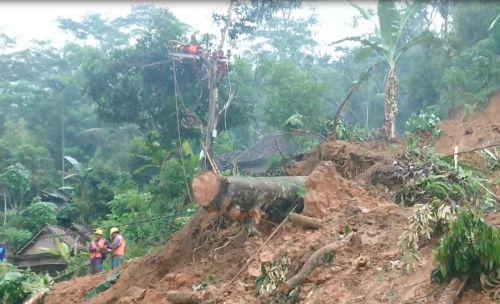 Petugas PLN membenahi jaringan listrik yang rusak akibat diterjang tanah longsor. (metrotv)
