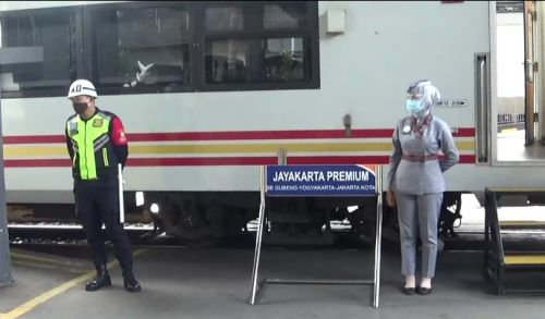 Petugas PT KAI mengantisipasi lonjakan penumpang di Stasiun Gubeng Surabaya. (metrotv)