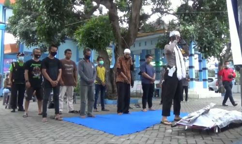 Kasatlantas Polres Tulungagung, AKP  Aristianto Budi Sutrisno  menjadi imam sholat ghaib. (metrotv)